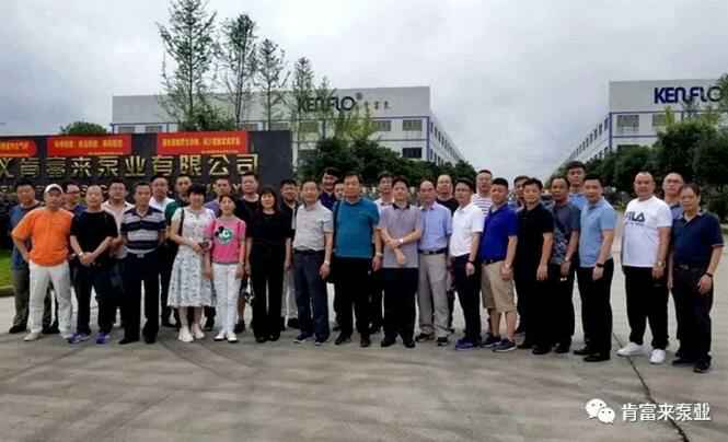 与会人员在遵义泉州怡辰物流与运输有限公司有限公司大门口合影留念